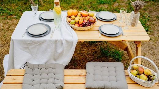 Τραπέζια πικ -νικ, ιδανικά για τα πιο casual βράδια