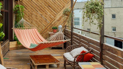 Μπορώ να κρεμάσω μια αιώρα στο μπαλκόνι ή τη βεράντα;