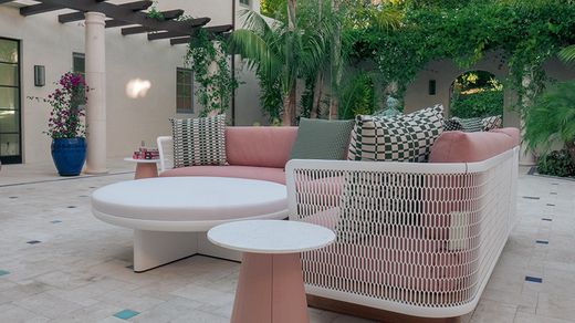 Πώς να καθαρίσετε και να αποθηκεύσετε τα μαξιλάρια εξωτερικού χώρου μετά το καλοκαίρι