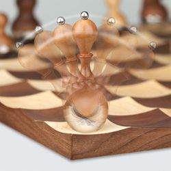 Jeu d'échecs en noyer naturel, 38 x 38 x 11 cm | Osciller