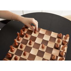 Jeu d'échecs en noyer naturel, 38 x 38 x 11 cm | Osciller