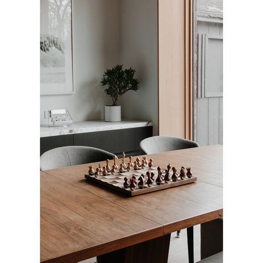 Jeu d'échecs en noyer naturel, 38 x 38 x 11 cm | Osciller