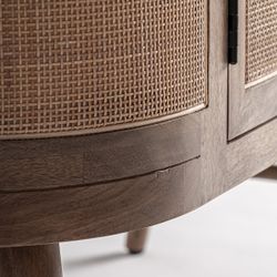 Aparador alto de madera de mango y mimbre en marrón, 105 x 45 x 170 cm | Beckley