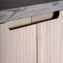 Aparador alto de madera en marrón y negro, 110 x 47 x 150 cm | Saillon