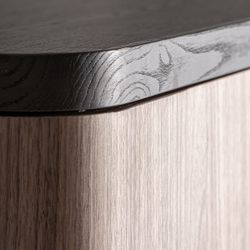 Aparador alto de madera en marrón y negro, 110 x 47 x 150 cm | Saillon
