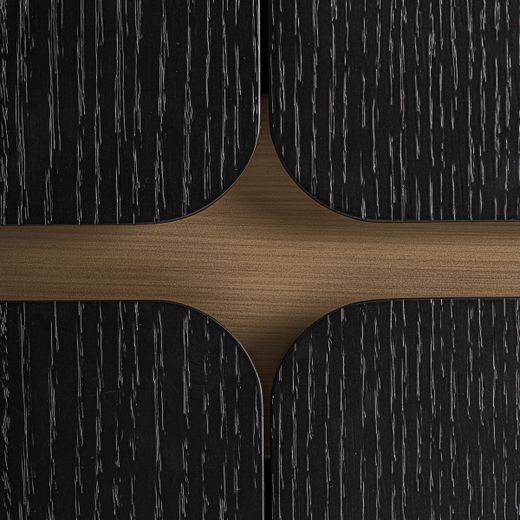 Aparador alto de madera en negro y dorado, 110 x 43 x 154 cm | Prayon