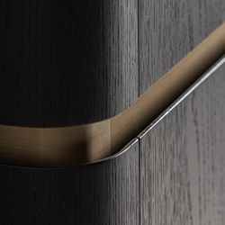 Aparador alto de madera en negro y dorado, 110 x 43 x 154 cm | Prayon