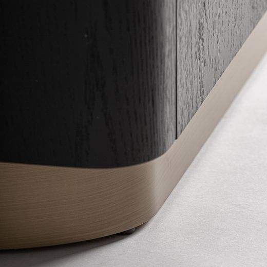 Aparador alto de madera en negro y dorado, 110 x 43 x 154 cm | Prayon