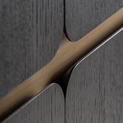 Aparador alto de madera en negro y dorado, 110 x 43 x 154 cm | Prayon