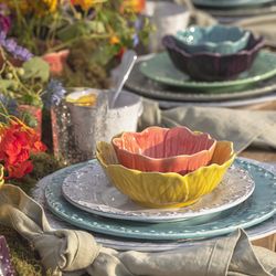 Small earthenware bowl in coral, 12.4 x 12.4 x 5.7 cm | Flora