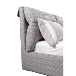 BONN | Bed upholstered with light gray quilted fabric (180 x 200 cm)