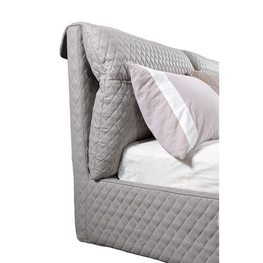 BONN | Bed upholstered with light gray quilted fabric (180 x 200 cm)