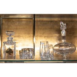 Botella de whisky de cristal transparente y dorado, 9,5 x 9,5 x 23 cm | Poker