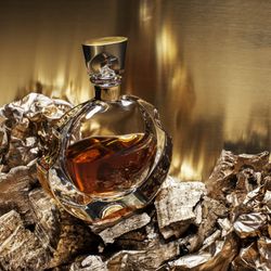 Transparent and gold-plated glass and gold whiskey bottle, 8.3 x 19.8 x 23.5 cm | rinascent