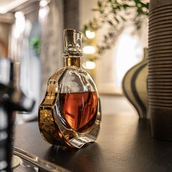 Transparent and gold-plated glass and gold whiskey bottle, 8.3 x 19.8 x 23.5 cm | rinascent