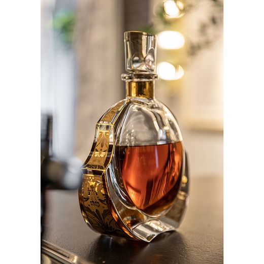 Transparent and gold-plated glass and gold whiskey bottle, 8.3 x 19.8 x 23.5 cm | rinascent