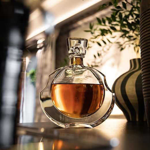 Transparent and gold-plated glass and gold whiskey bottle, 8.3 x 19.8 x 23.5 cm | rinascent