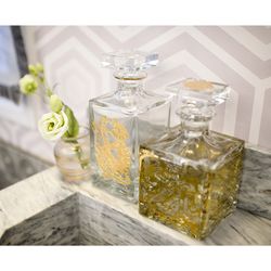 Transparent and gold-plated Mono glass and gold whiskey bottle, 9.5 x 9.5 x 23 cm | Golden