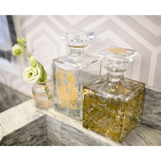 Transparent and gold-plated Mono glass and gold whiskey bottle, 9.5 x 9.5 x 23 cm | Golden