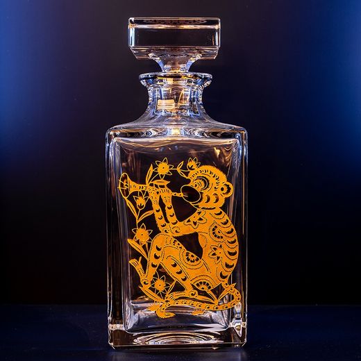 Transparent and gold-plated Mono glass and gold whiskey bottle, 9.5 x 9.5 x 23 cm | Golden