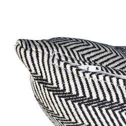 BREDA | Coussin motif zigzag noir et blanc 55 x 30 cm