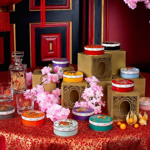 Decorative porcelain box in yellow and gold, 10.1 x 10.1 x 4.5 cm | Golden