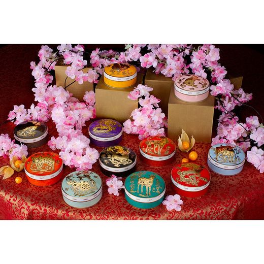 Decorative porcelain box in red and gold, 10.1 x 10.1 x 4.5 cm | Golden