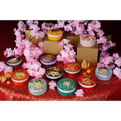 Decorative porcelain box in red and gold, 10.1 x 10.1 x 4.5 cm | Golden