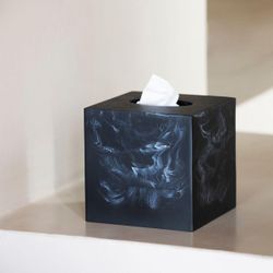 Caja para pañuelos de poliresina en negro, 13,5 x 13,5 x 14,5 cm | Poli