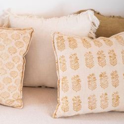 Coussin en coton beige, 45 x 45 x 10 cm | Lis