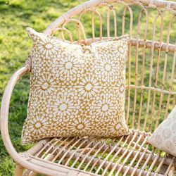 Beige katoenen kussen, 45 x 45 x 10 cm | goudsbloem
