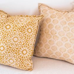 Beige katoenen kussen, 45 x 45 x 10 cm | goudsbloem