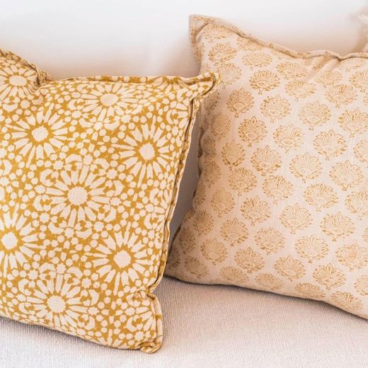 Beige katoenen kussen, 45 x 45 x 10 cm | goudsbloem