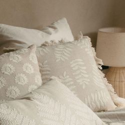 Coussin en lin et coton beige, 45 x 45 x 10 cm | Marguerite