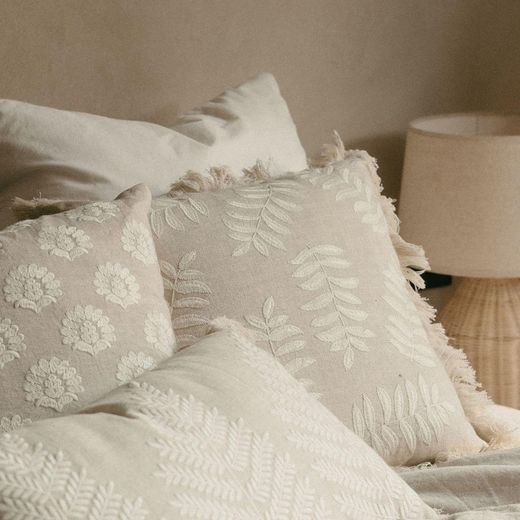 Coussin en lin et coton beige, 45 x 45 x 10 cm | Marguerite