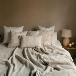 Coussin en lin et coton beige, 45 x 45 x 10 cm | Marguerite