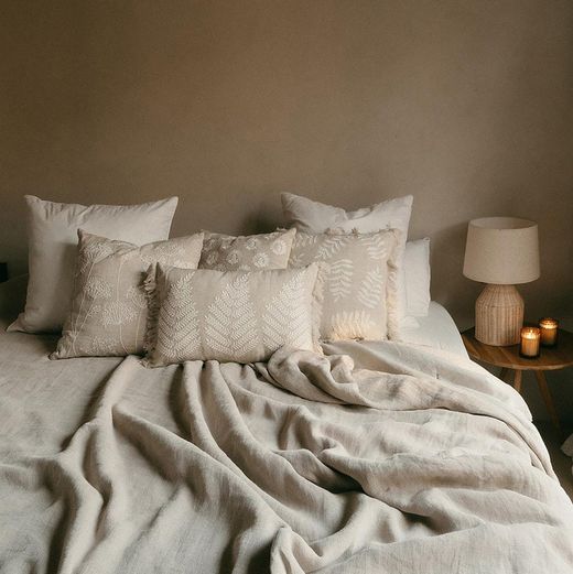 Coussin en lin et coton beige, 45 x 45 x 10 cm | Marguerite