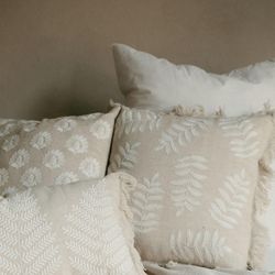 Coussin en lin et coton beige, 45 x 45 x 10 cm | Marguerite