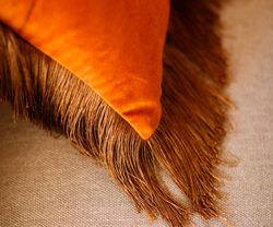 Cojín de terciopelo con flecos ámbar, 45 x 45 cm