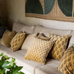 Coussin en velours moutarde, 45 x 45 x 10 cm | gloire