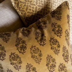 Coussin en velours moutarde, 45 x 45 x 10 cm | tournesol