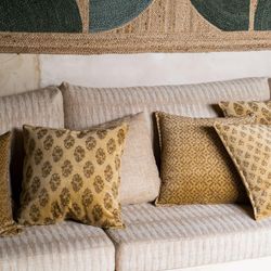 Coussin en velours moutarde, 45 x 45 x 10 cm | tournesol