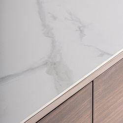 Cómoda de madera y piedra en marrón y blanco, 140 x 45 x 75 cm | Giswil