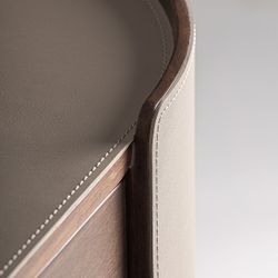 Cómoda de madera y piel sintética en marrón y beige, 140 x 45 x 75 cm | Kandern