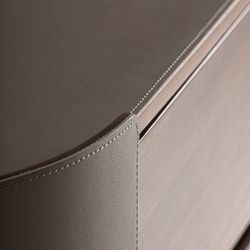 Cómoda de madera y piel sintética en marrón y beige, 140 x 45 x 75 cm | Kandern