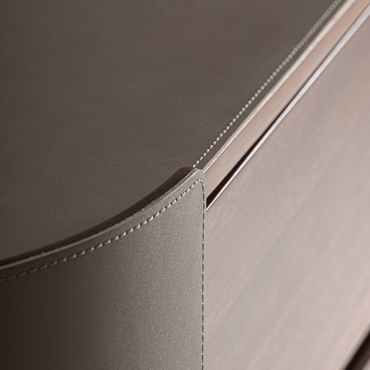 Cómoda de madera y piel sintética en marrón y beige, 140 x 45 x 75 cm | Kandern