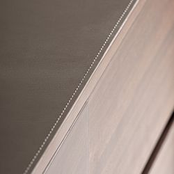 Cómoda de madera y piel sintética en marrón y beige, 140 x 45 x 75 cm | Kandern