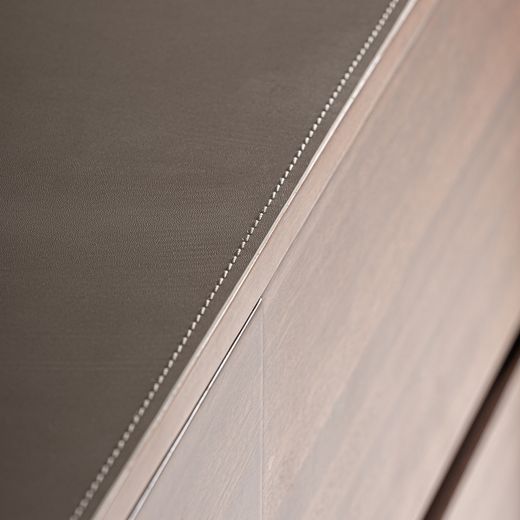 Cómoda de madera y piel sintética en marrón y beige, 140 x 45 x 75 cm | Kandern