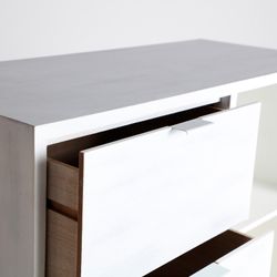 Cómoda em pinho branco e natural e rotim, 90 x 40 x 80 cm | Zemne