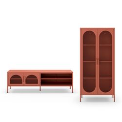 Conjunto de salón compuesto por aparador alto y vitrina en color terracota| Diora